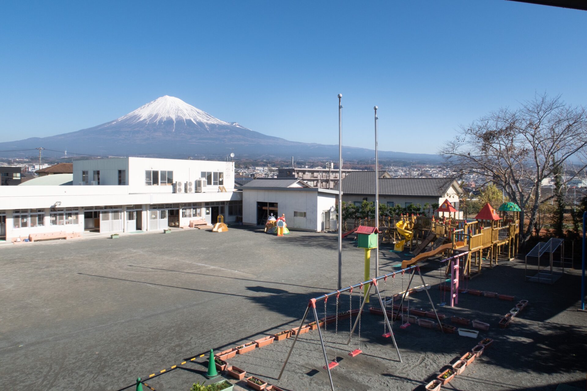 広い園舎にたくさんの遊具！子どものワクワクが詰まった【黒田幼稚園